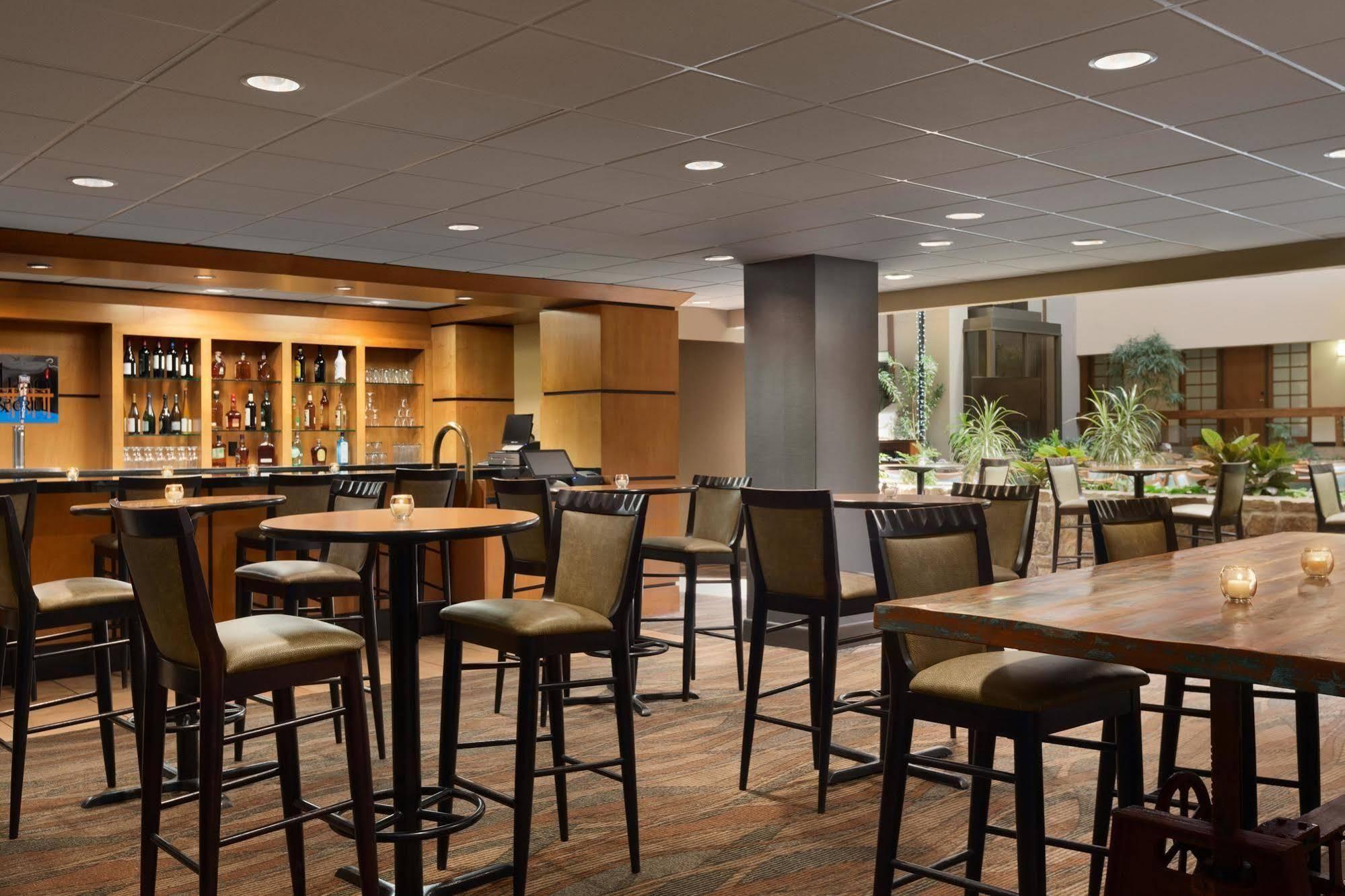 Embassy Suites By Hilton Oklahoma City Will Rogers Airport Экстерьер фото