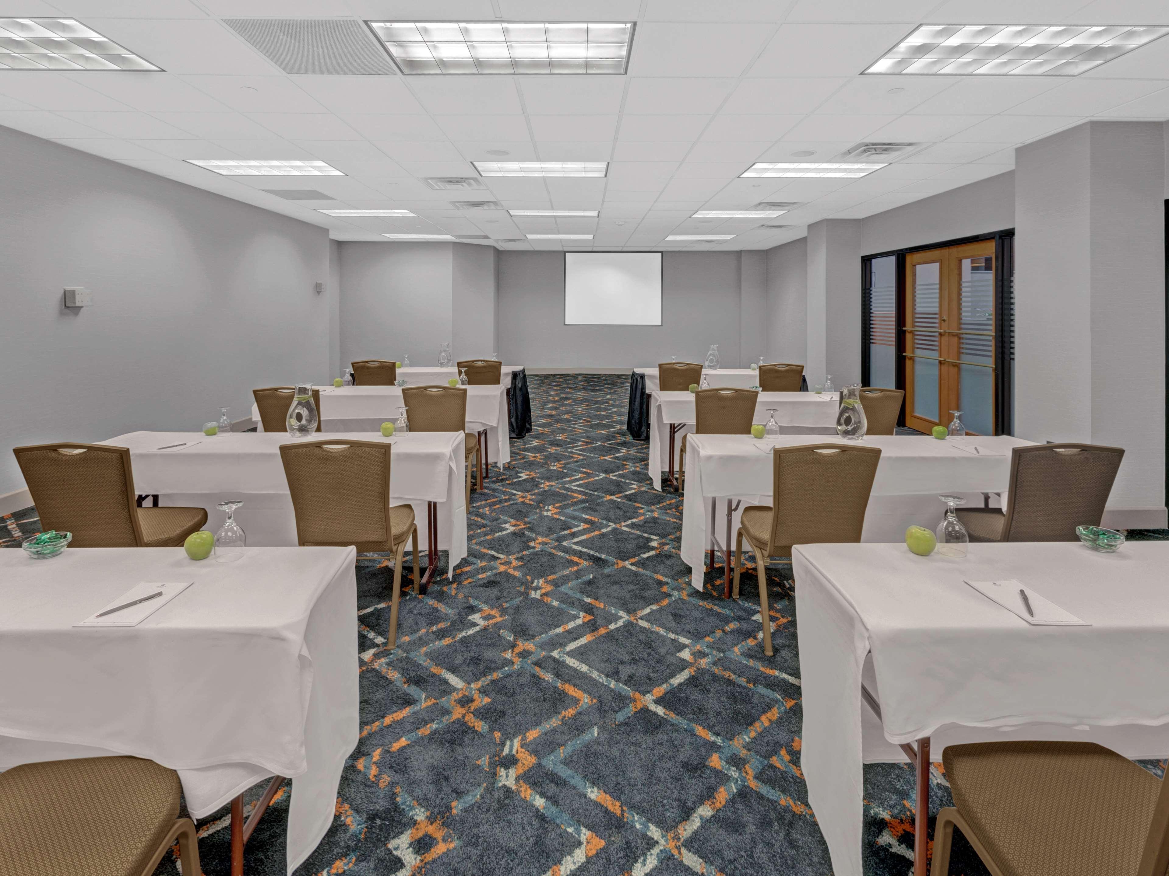 Embassy Suites By Hilton Oklahoma City Will Rogers Airport Экстерьер фото