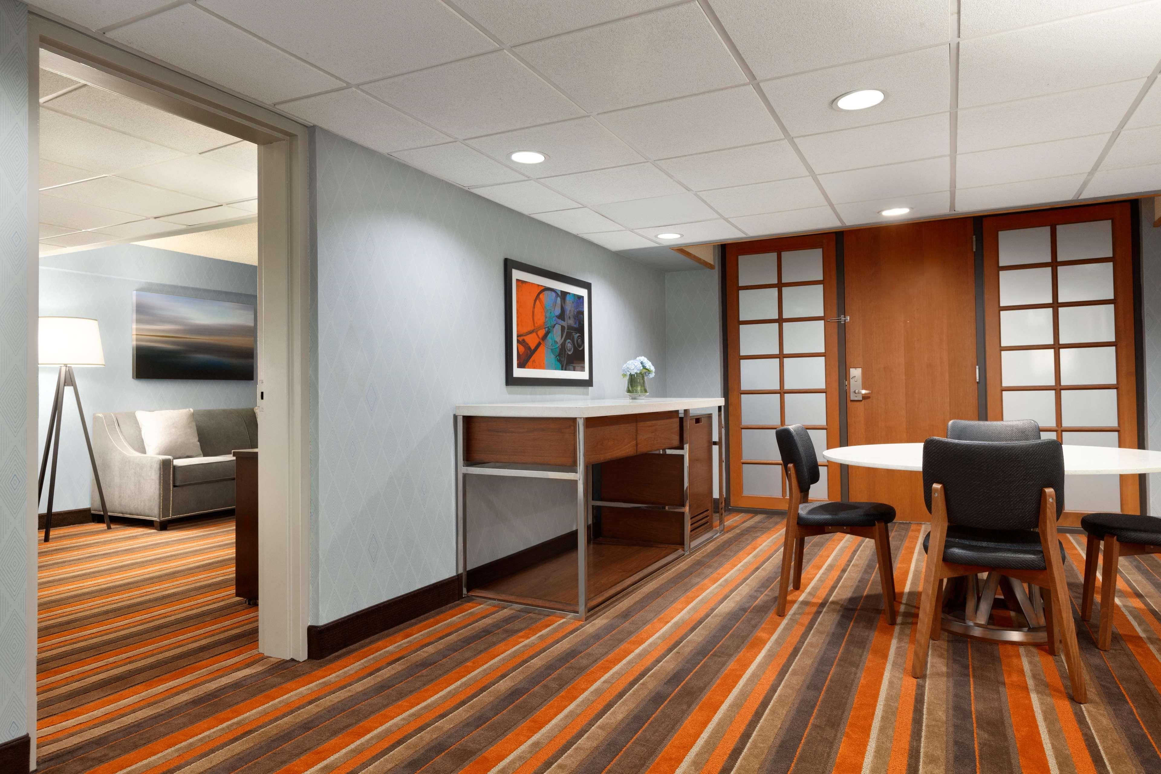 Embassy Suites By Hilton Oklahoma City Will Rogers Airport Экстерьер фото