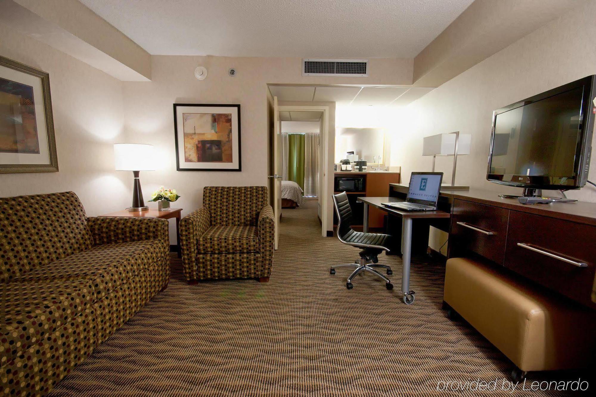 Embassy Suites By Hilton Oklahoma City Will Rogers Airport Экстерьер фото