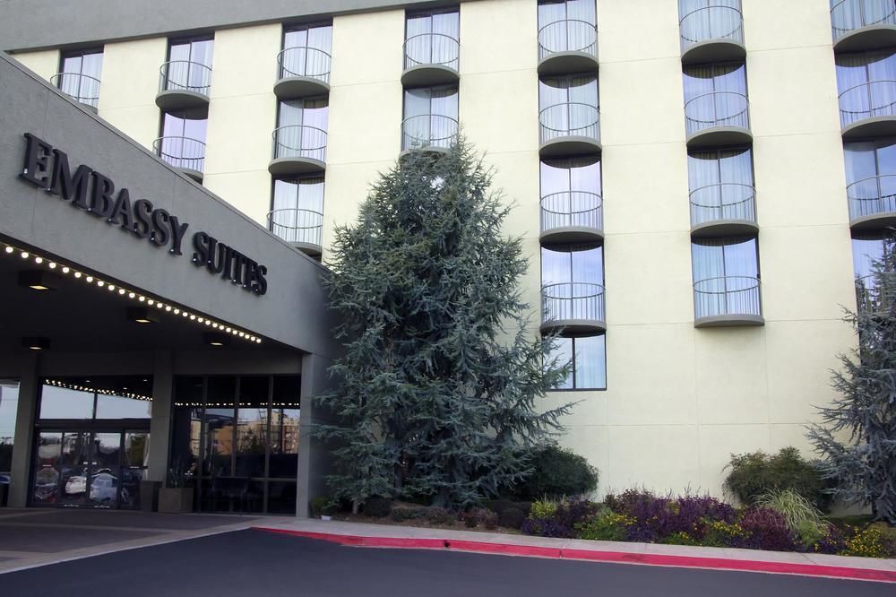 Embassy Suites By Hilton Oklahoma City Will Rogers Airport Экстерьер фото