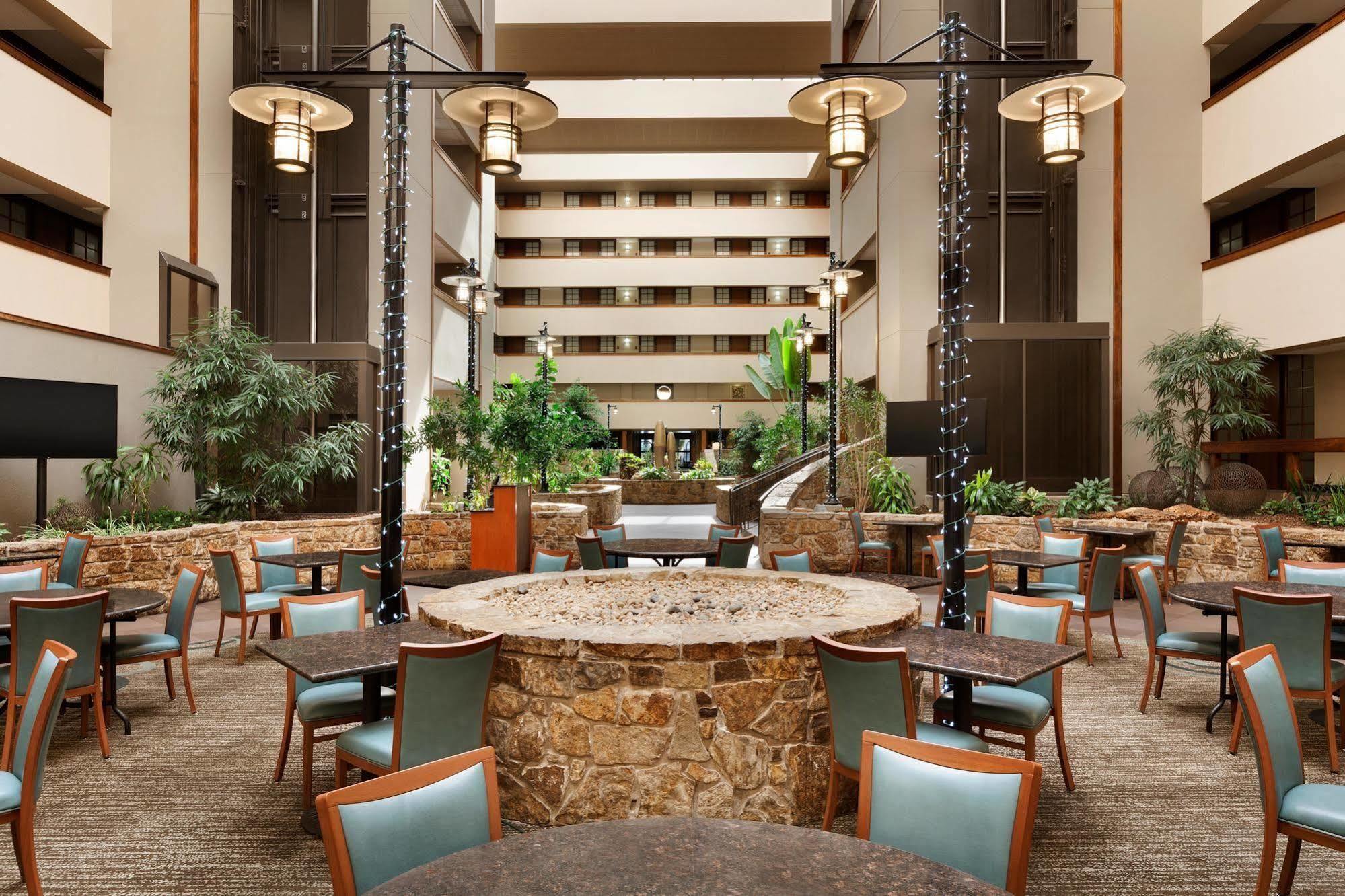 Embassy Suites By Hilton Oklahoma City Will Rogers Airport Экстерьер фото